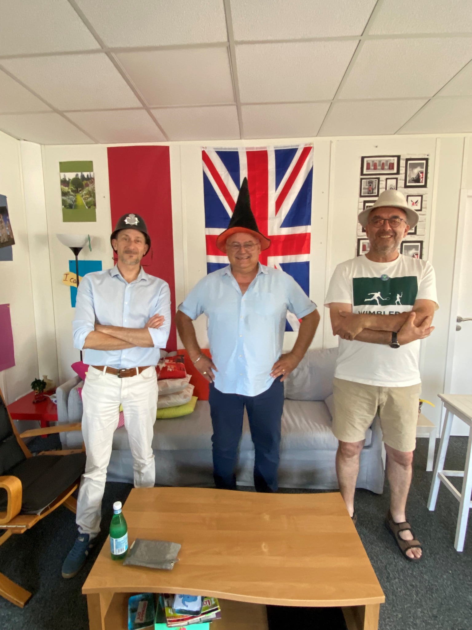 Moment convivial dans une salle décorée aux couleurs britanniques
